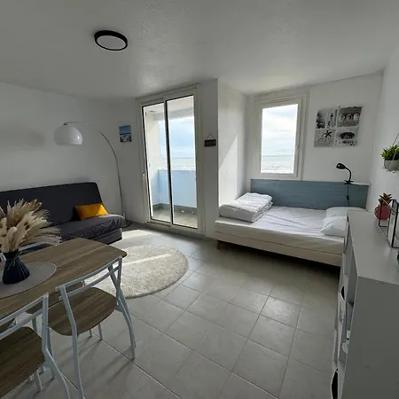 Reve Marin, Face Apartment